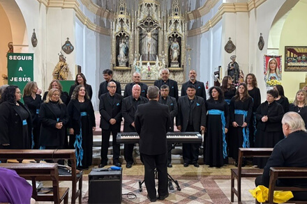 Coro Polifónico Municipal de Villa Ocampo durante su actuación en un festival coral