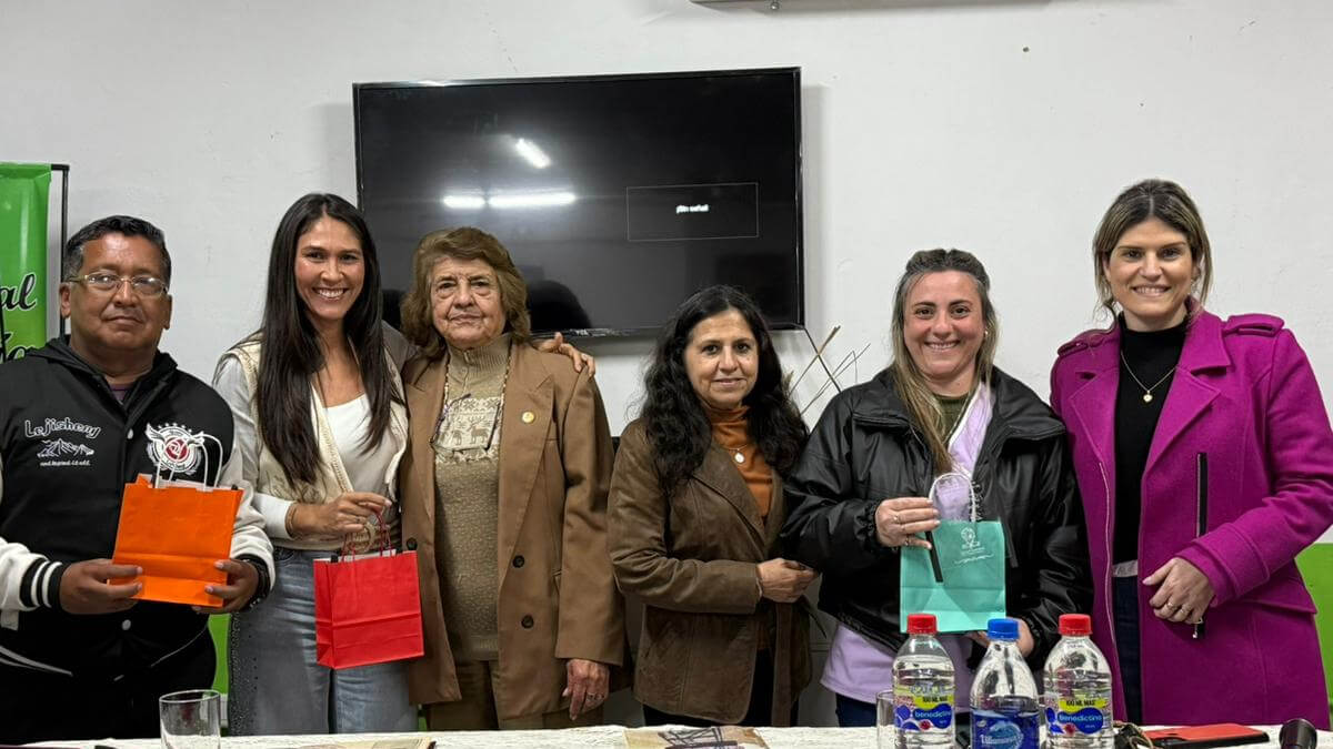 Diputada Charo Mancini participando del conversatorio por los 25 años de la Bandera de Las Toscas en la Biblioteca Popular Estrada.