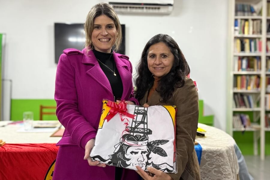 Diputada Charo Mancini participando del conversatorio por los 25 años de la Bandera de Las Toscas en la Biblioteca Popular Estrada.