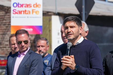 Gobernador Pullaro hablando en la inauguración de la pavimentación de calle Larrea en Santa Fe.