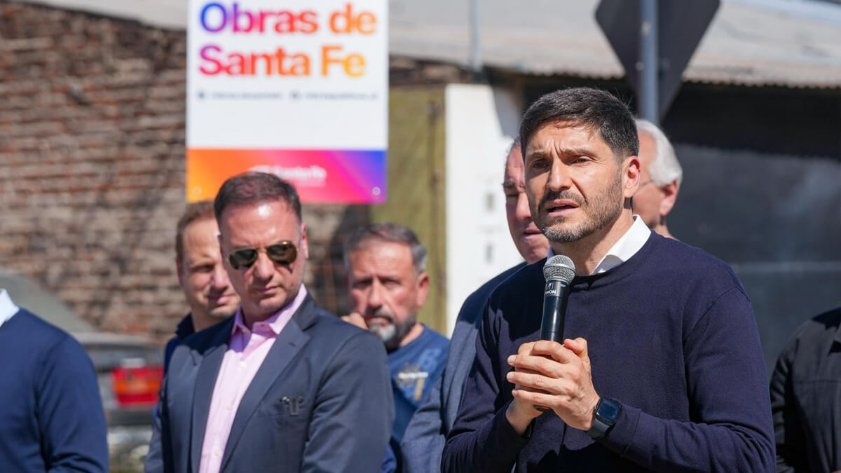 Gobernador Pullaro hablando en la inauguración de la pavimentación de calle Larrea en Santa Fe.