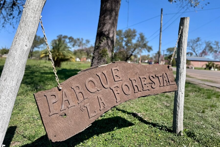 Cartel de ingreso al Paseo de la Forestal en Tartagal, espacio histórico y cultural en disputa por loteos