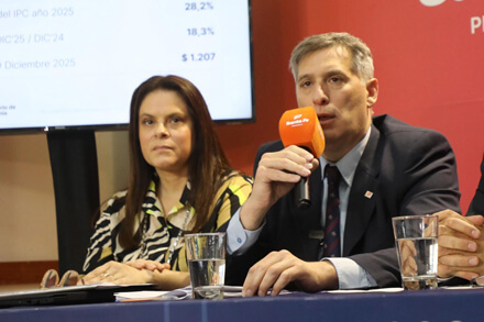 El ministro de Economía, Pablo Olivares, y la secretaria de Hacienda de la Provincia, Belén Etchevarría, brindando el informe sobre la deuda de obras sociales y prepagas.