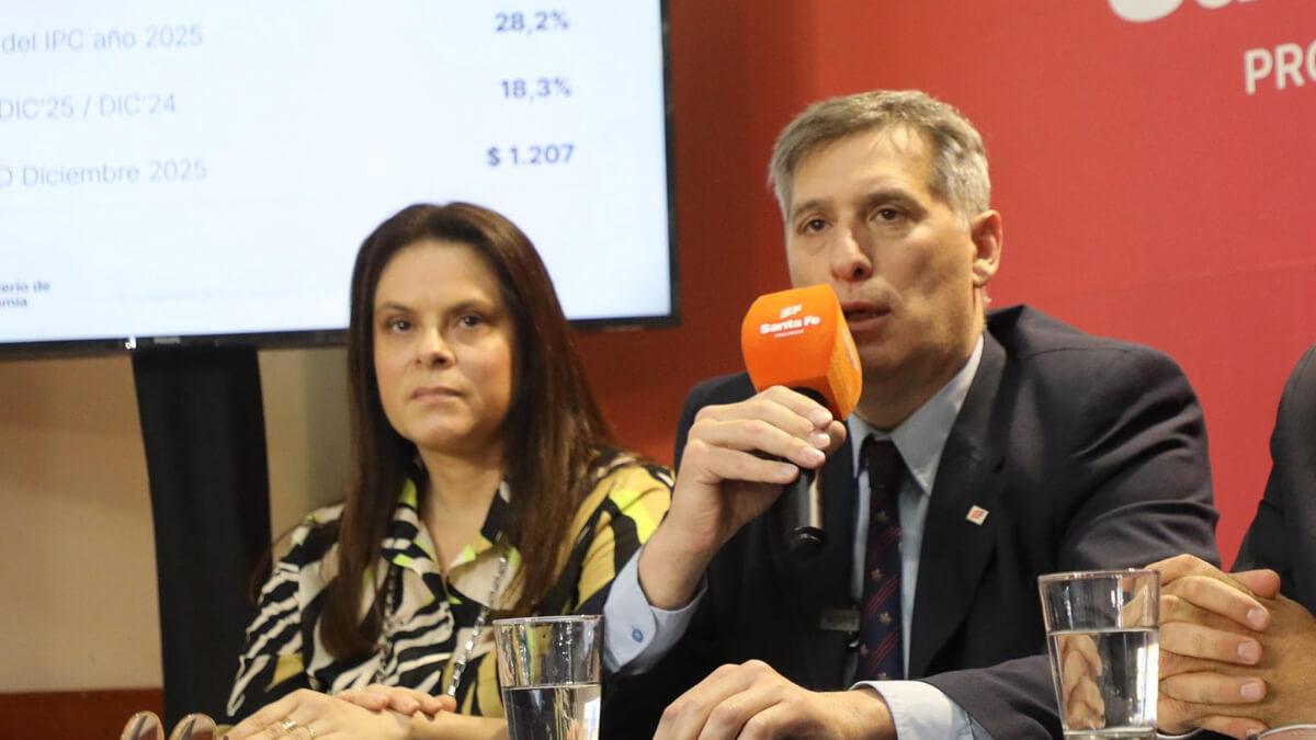 El ministro de Economía, Pablo Olivares, y la secretaria de Hacienda de la Provincia, Belén Etchevarría, brindando el informe sobre la deuda de obras sociales y prepagas.