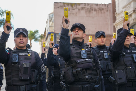 Policías de Santa Fe reciben pistolas Taser durante acto oficial en la capital.