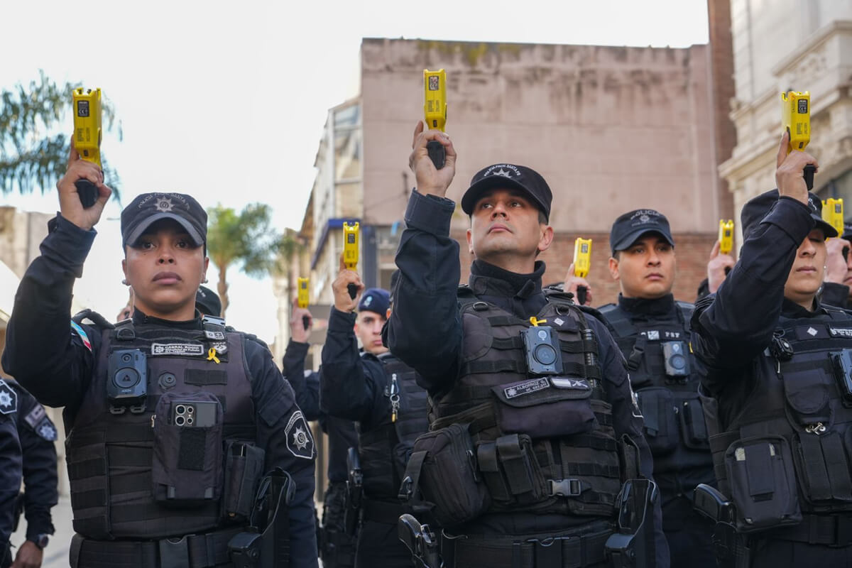 Policías de Santa Fe reciben pistolas Taser durante acto oficial en la capital.