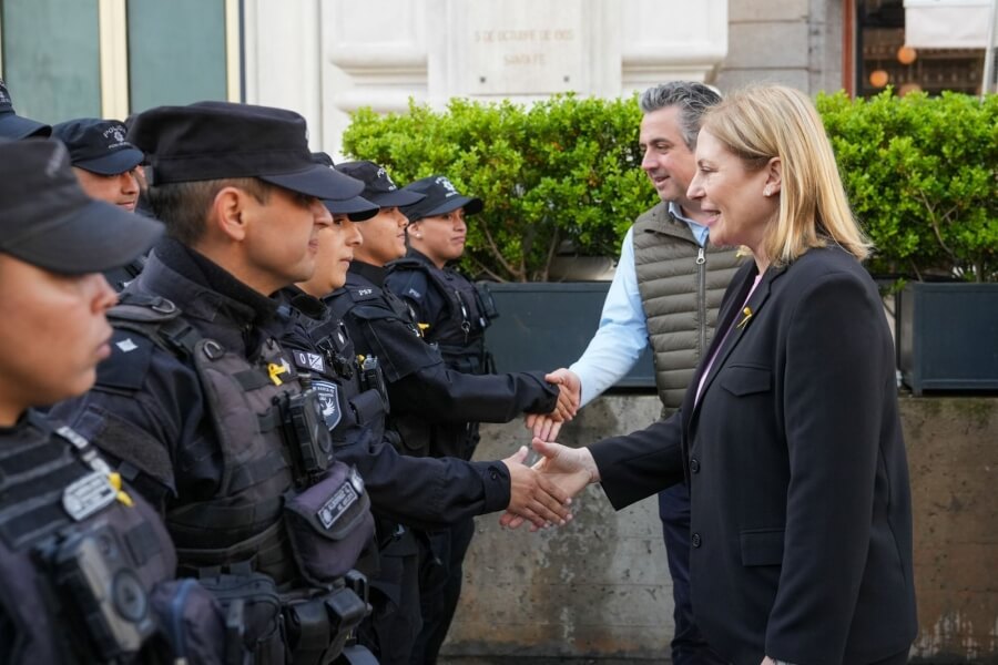 Gisela Scaglia y Pablo Cococcioni saludan a policías en la entrega de pistolas Taser en Santa Fe.