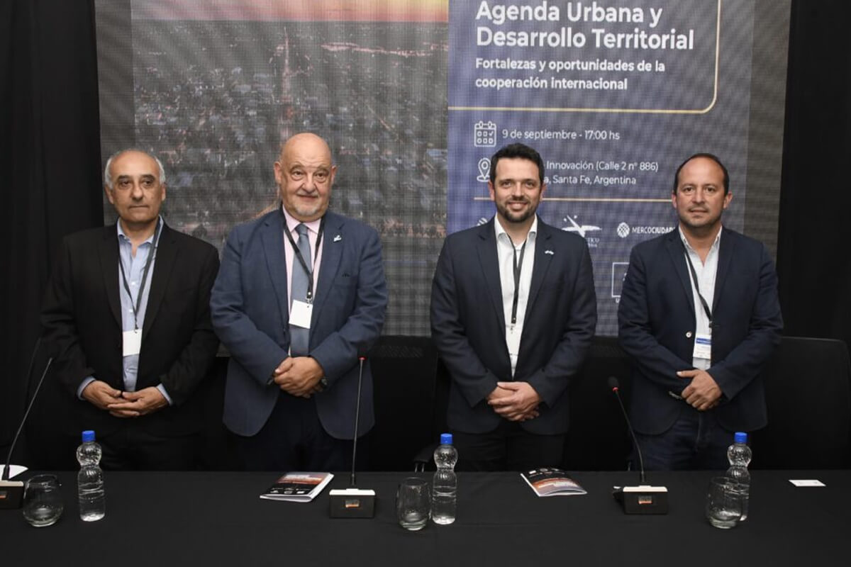 Autoridades en el acto de apertura del Seminario Internacional en el Centro de Innovación de Avellaneda