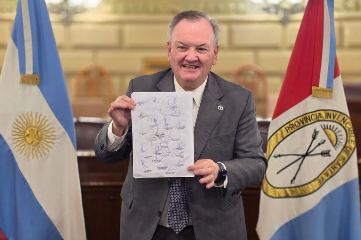 Presidente de la Convención Reformadora, Felipe Michlig, mostrando el texto rubricado de la nueva Constitución de Santa Fe.
