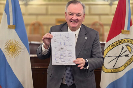 Presidente de la Convención Reformadora, Felipe Michlig, mostrando el texto rubricado de la nueva Constitución de Santa Fe.