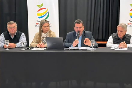 El intendente Spontón presentando el Master Plan de iluminación para Malabrigo