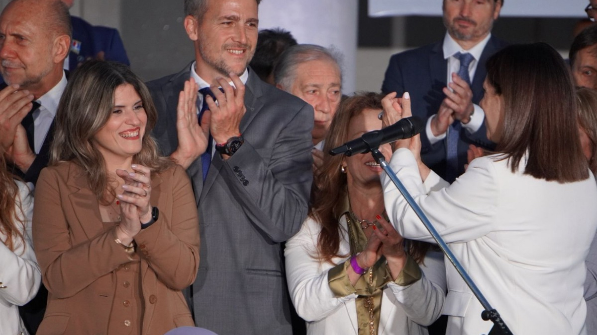Diputada Charo Mancini jurando la nueva Constitución de Santa Fe en la explanada de la Legislatura.