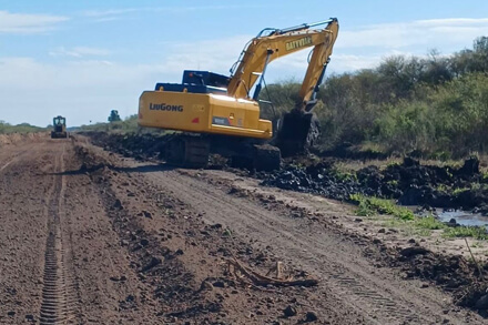 Tareas de mantenimiento y mejora en la ruta 83s en el departamento Vera.