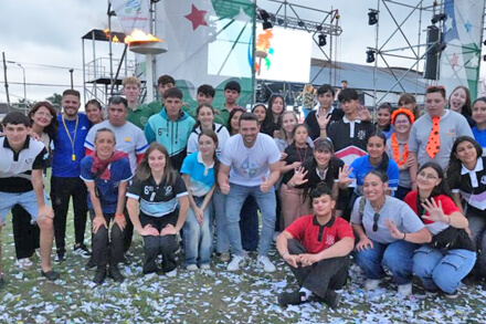 Intendente Gonzalo Braidot junto a los jóvenes en la apertura de la Estudiantina 2025 en Avellaneda.