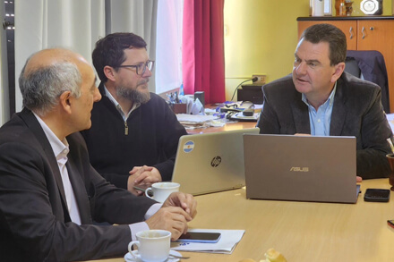 El intendente Roberto Spontón junto al secretario Claudio Díaz y su equipo de trabajo en reunión sobre proyección internacional de Malabrigo.