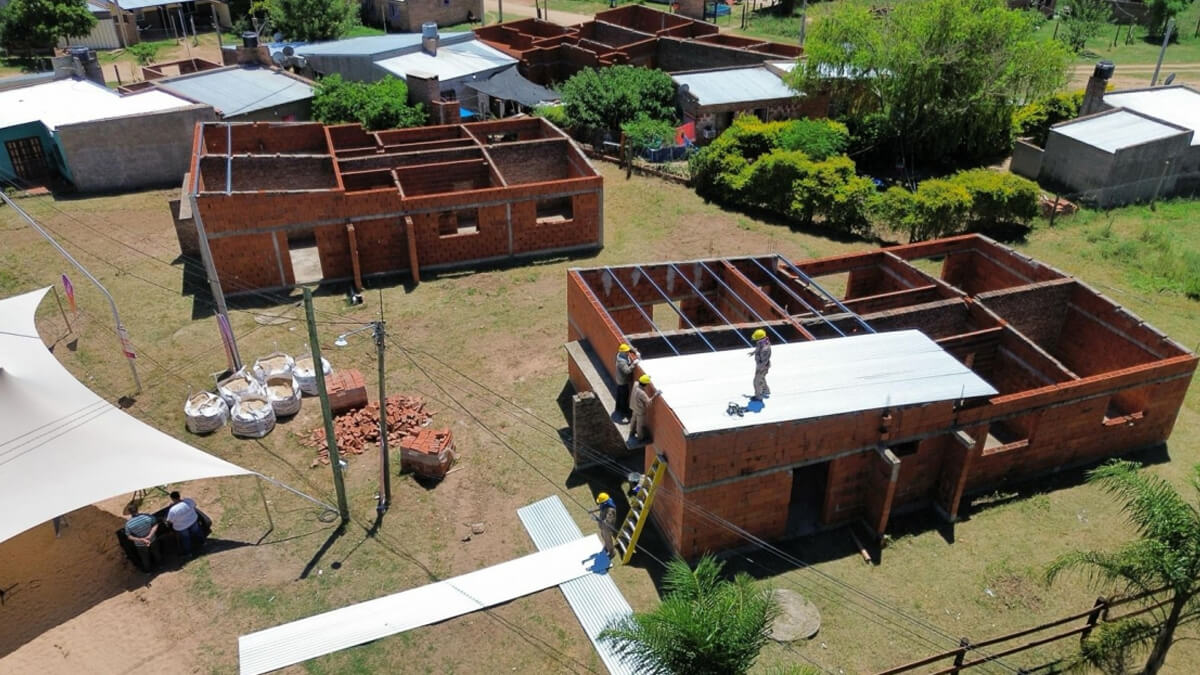Vista de las viviendas que serán terminadas en Santa Rosa de Calchines, departamento Garay.