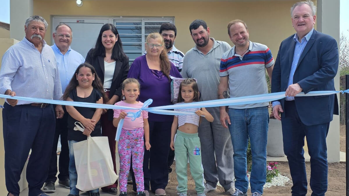 Corte de cintas en la inauguración de viviendas en San Guillermo con vecinos y autoridades presentes.