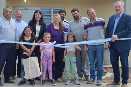 Corte de cintas en la inauguración de viviendas en San Guillermo con vecinos y autoridades presentes.