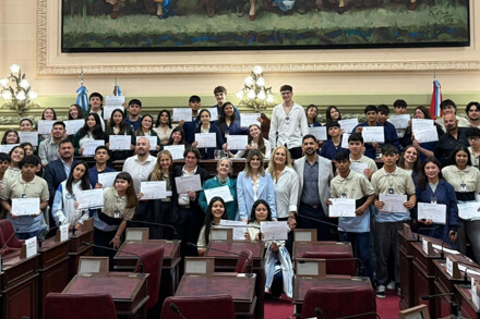 Diputada Charo Mancini junto a estudiantes de Las Toscas y Villa Ana en la Legislatura santafesina durante “Diputados por un Día”.