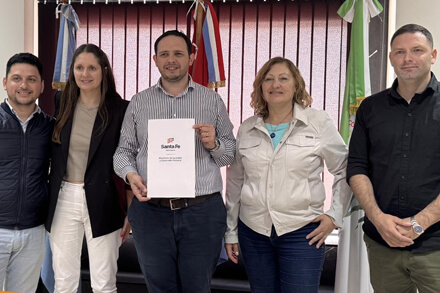 El intendente Cristian Marega junto a autoridades provinciales en la firma del convenio del Curso de Promotores Gerontológicos en Villa Ocampo.