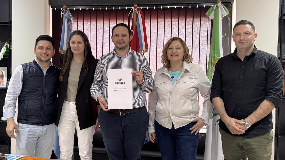 El intendente Cristian Marega junto a autoridades provinciales en la firma del convenio del Curso de Promotores Gerontológicos en Villa Ocampo.