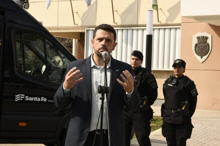 Intendente Gonzalo Braidot dejando su mensaje durante la entrega de equipamiento de seguridad en Avellaneda