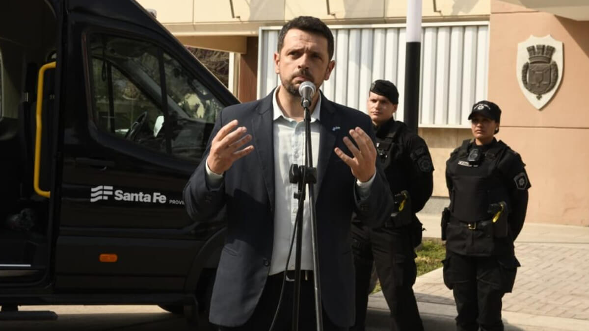 Intendente Gonzalo Braidot dejando su mensaje durante la entrega de equipamiento de seguridad en Avellaneda