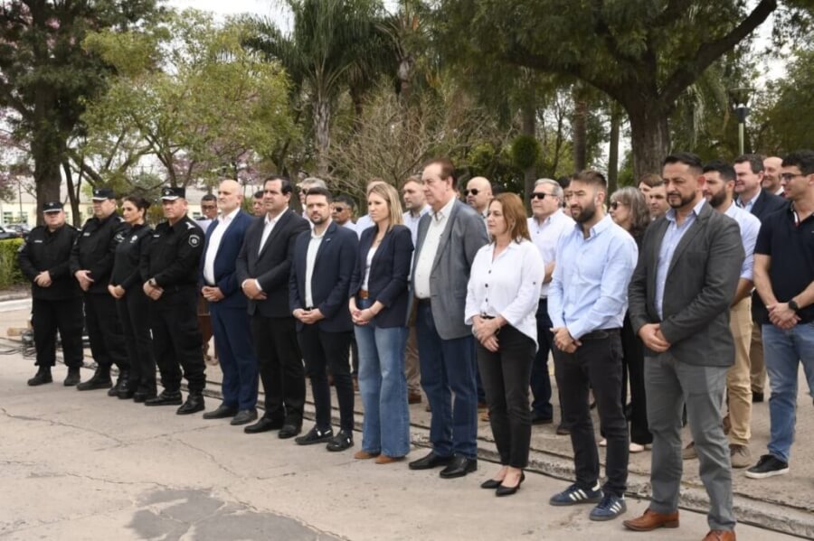 Auytoridades que acompañaron el acto de entrega del equipamiento de seguridad en Avellaneda