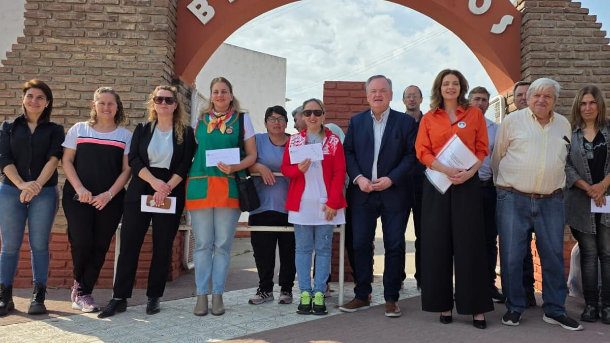 Senador Felipe Michlig entregando aportes a instituciones en Hersilia