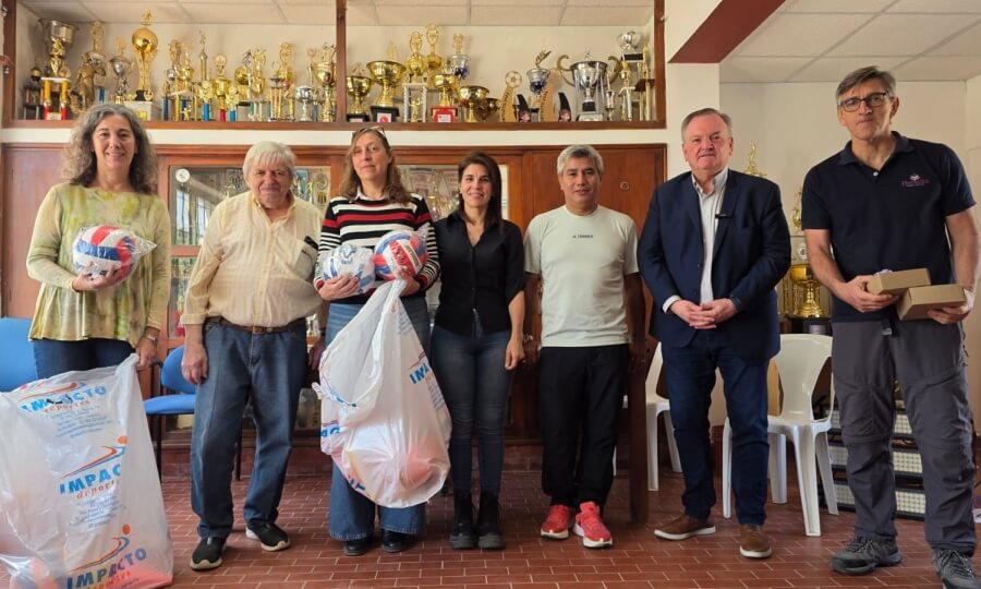 El senador Michlig realizó entrega de materiales deportivos