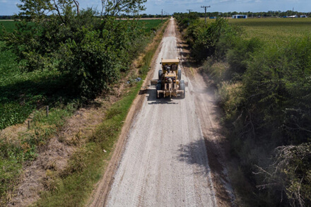 Maquinaria vial trabajando en caminos rurales en el marco del programa Caminos Productivos en Santa Fe.