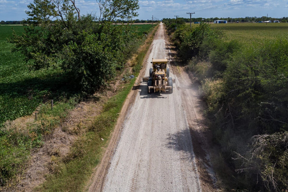 Maquinaria vial trabajando en caminos rurales en el marco del programa Caminos Productivos en Santa Fe.