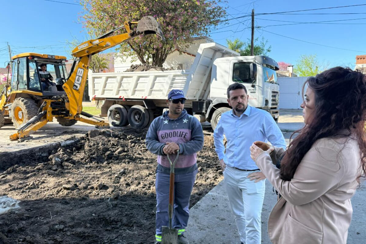 Intendente Gonzalo Braidot supervisa las obras de bacheo en Calle 15, Avellaneda.