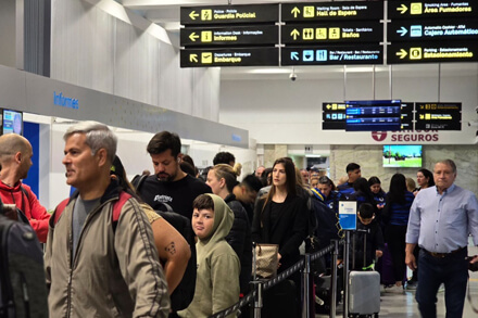 Pasajeros esperando el embarque en el Aeropuerto Internacional de Sauce Viejo.