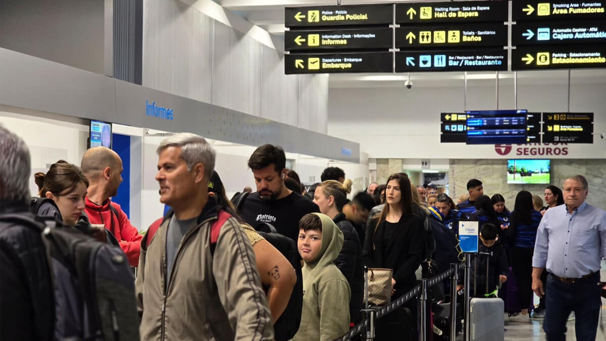 Pasajeros esperando el embarque en el Aeropuerto Internacional de Sauce Viejo.
