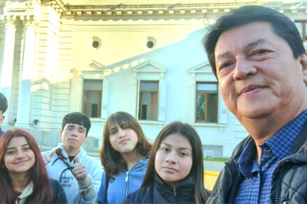 El docente Javier Barbona junto a los estudiantes del Colegio Superior N°42 de Vera en la Legislatura