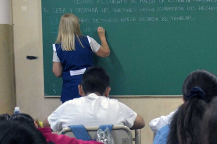 Docente santafesino dando clases en el aula durante la jornada escolar