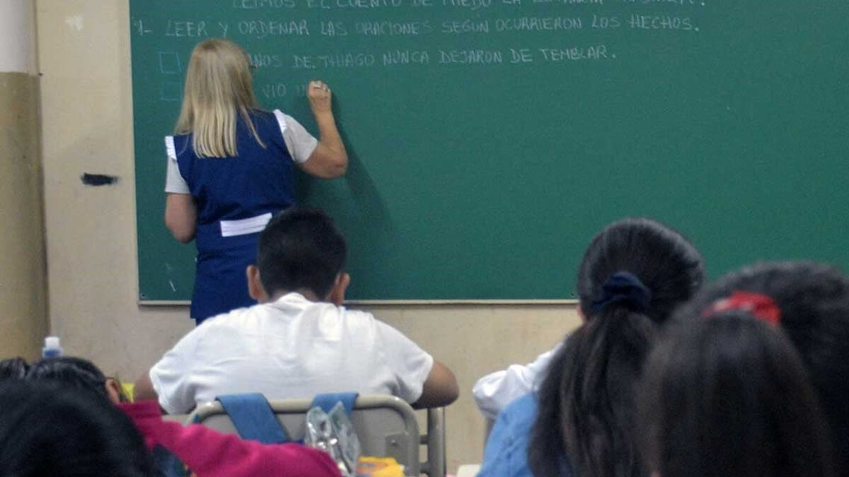 Docente santafesino dando clases en el aula durante la jornada escolar