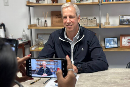 Dionisio Scarpin durante la presentación del concurso de videos con inteligencia artificial sobre el Jaaukanigás
