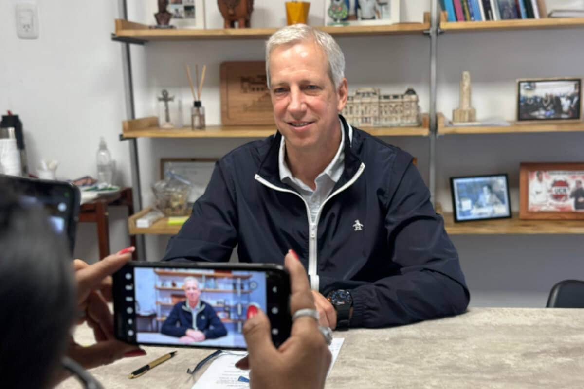 Dionisio Scarpin durante la presentación del concurso de videos con inteligencia artificial sobre el Jaaukanigás