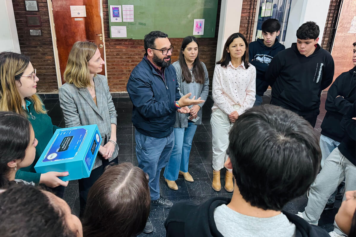 El diputado Sergio “Chiqui” Rojas entregando kits del programa ‘Laboratorio de Futuros’ en escuelas del departamento Vera