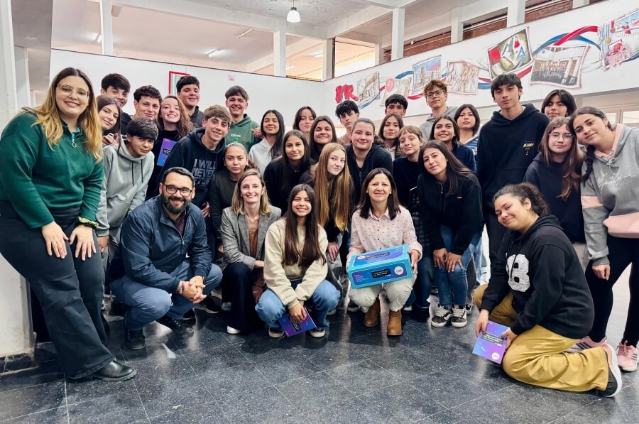 El diputado Sergio “Chiqui” Rojas junto a alumnos en la entrega de los kits del programa ‘Laboratorio de Futuros’ en escuelas del departamento Vera