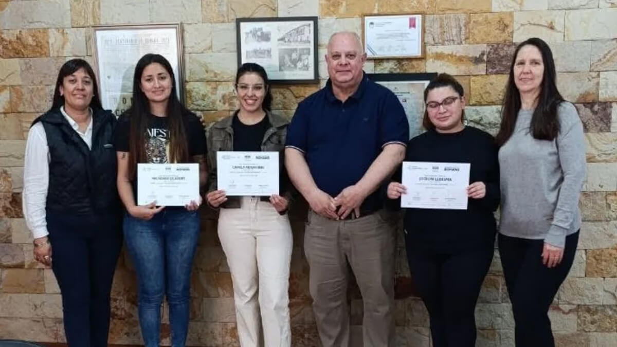 Intendente Sergio Ramseyer junto a jóvenes que recibieron certificados del programa “Yo Puedo Programar” en Romang.