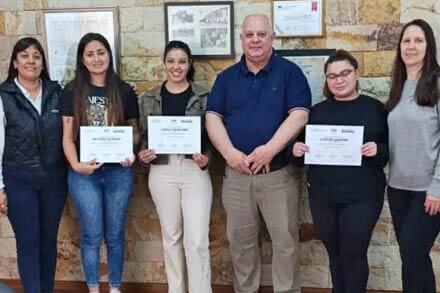 Intendente Sergio Ramseyer junto a jóvenes que recibieron certificados del programa “Yo Puedo Programar” en Romang.
