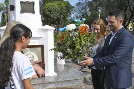 Intendente Gonzalo Braidot y alumnos depositan una ofrenda floral en el monumento a Nicolás Avellaneda en la Plaza Central