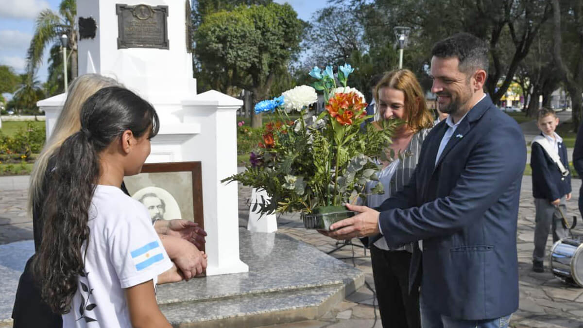 Intendente Gonzalo Braidot y alumnos depositan una ofrenda floral en el monumento a Nicolás Avellaneda en la Plaza Central