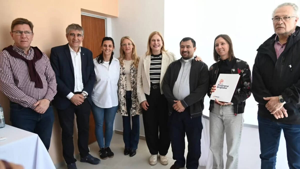 El senador Rodrigo Borla junto a Gisela Scaglia y Fabián Bastía durante la recorrida por localidades del departamento San Justo