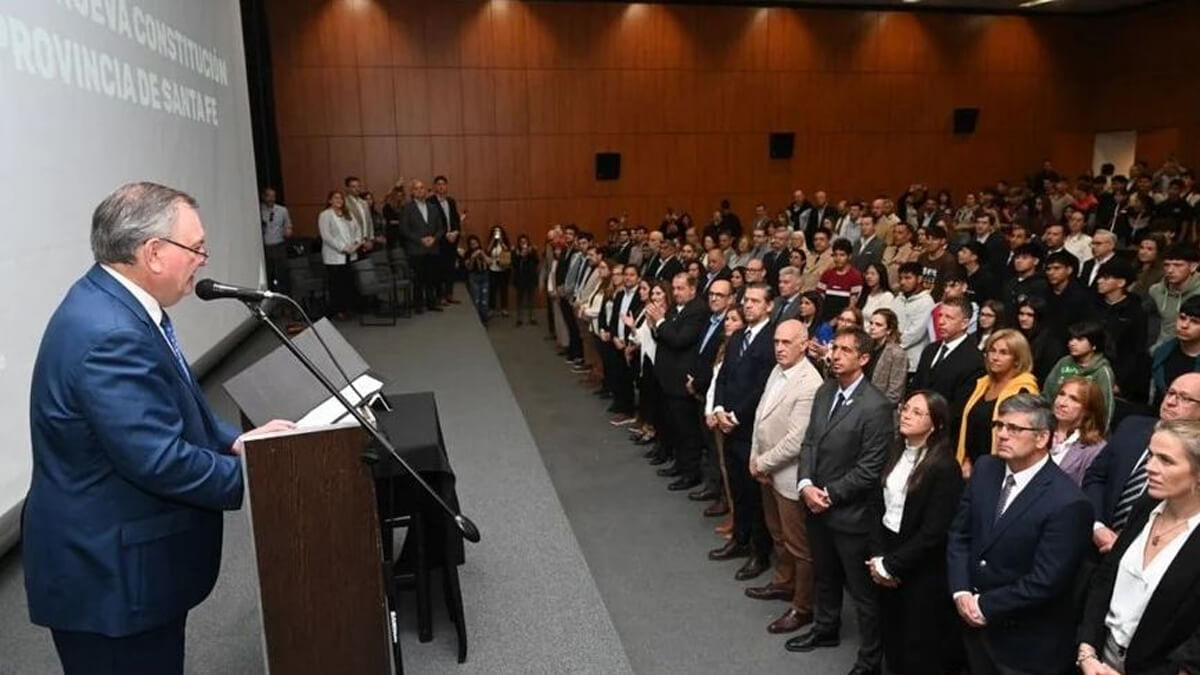 Senador Felipe Michlig toma juramento en Santa Fe por la nueva Constitución Provincial