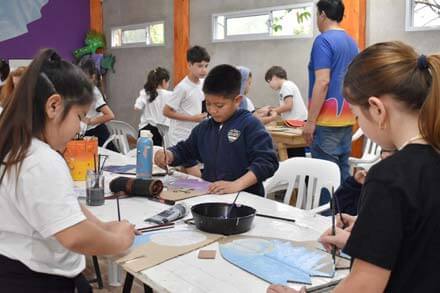 Alumnos participando de los talleres literarios del proyecto “Historias que florecen en La Quinta” en Vera.