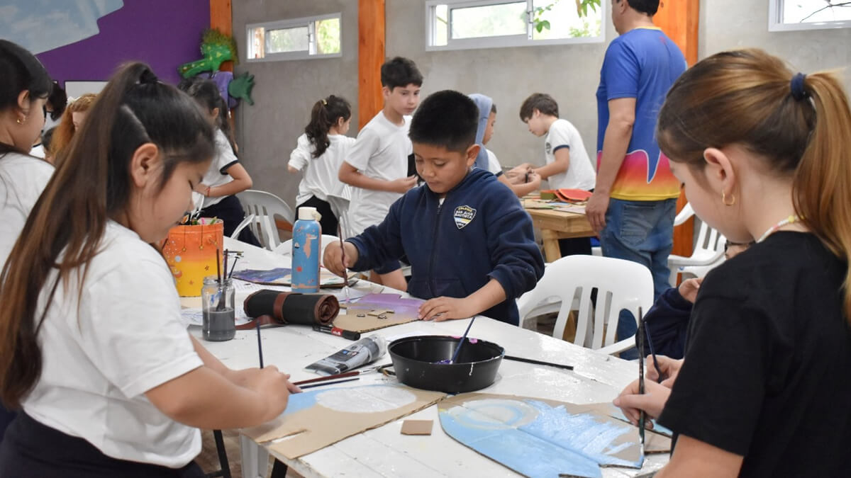 Alumnos participando de los talleres literarios del proyecto “Historias que florecen en La Quinta” en Vera.